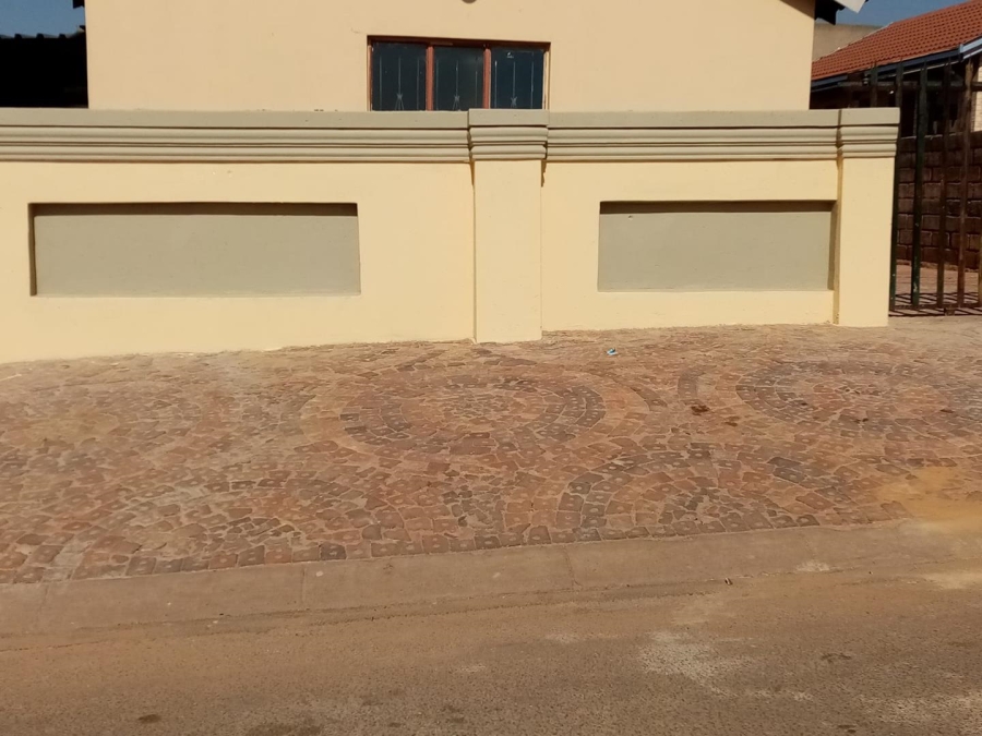 9 Bedroom Property for Sale in Protea Glen Gauteng