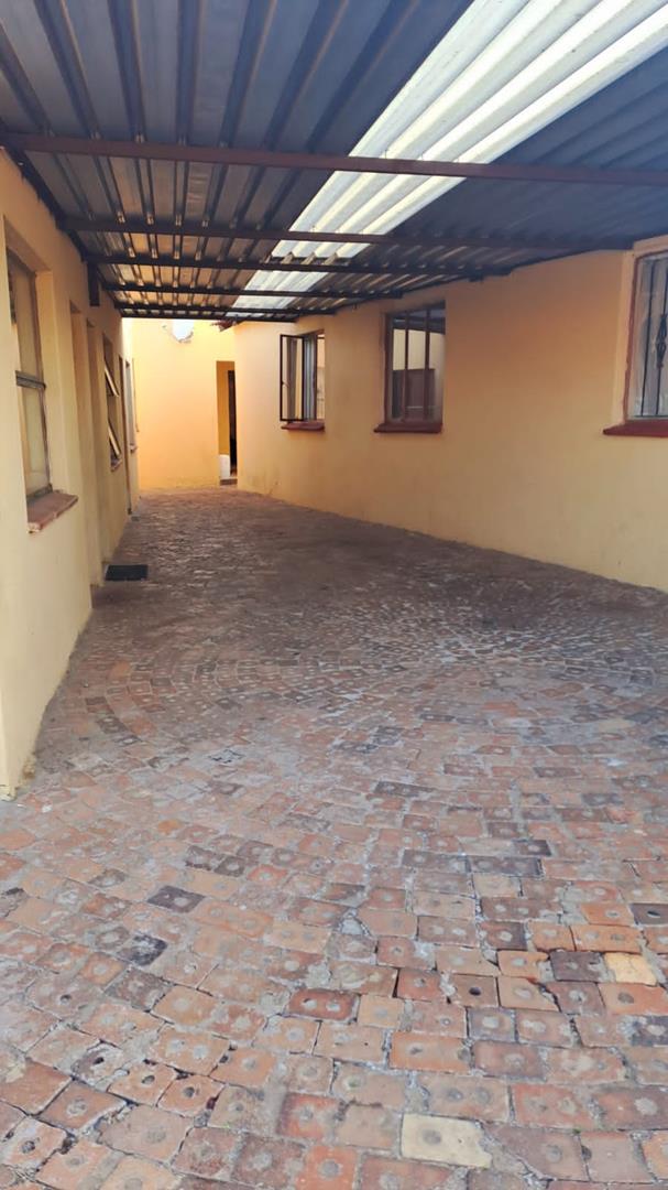 9 Bedroom Property for Sale in Protea Glen Gauteng