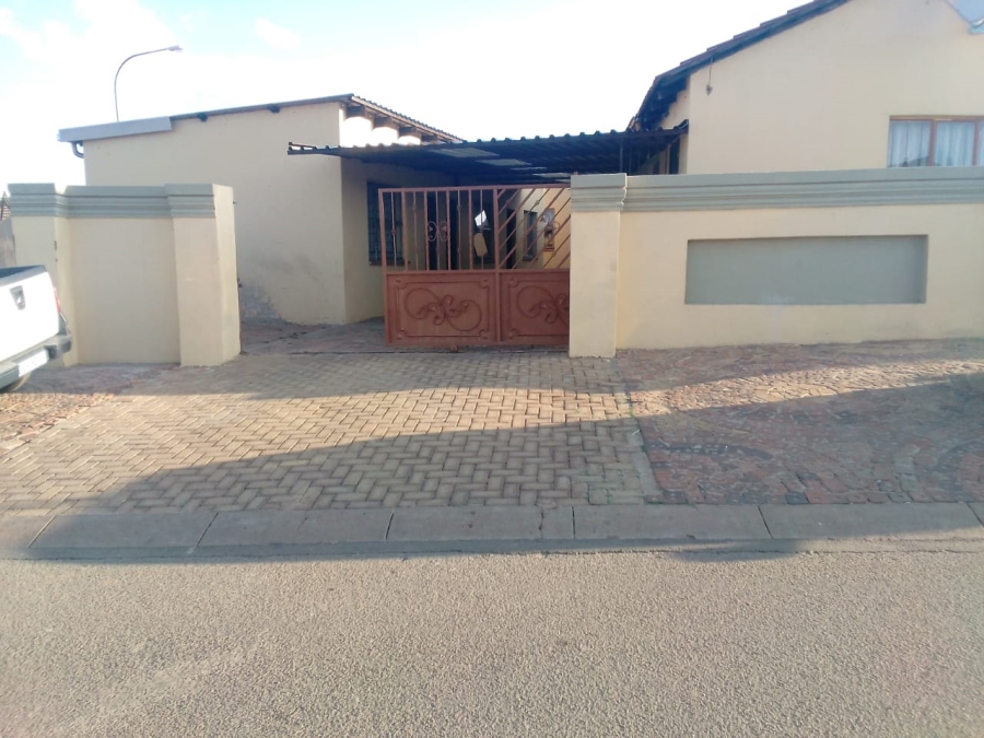 9 Bedroom Property for Sale in Protea Glen Gauteng