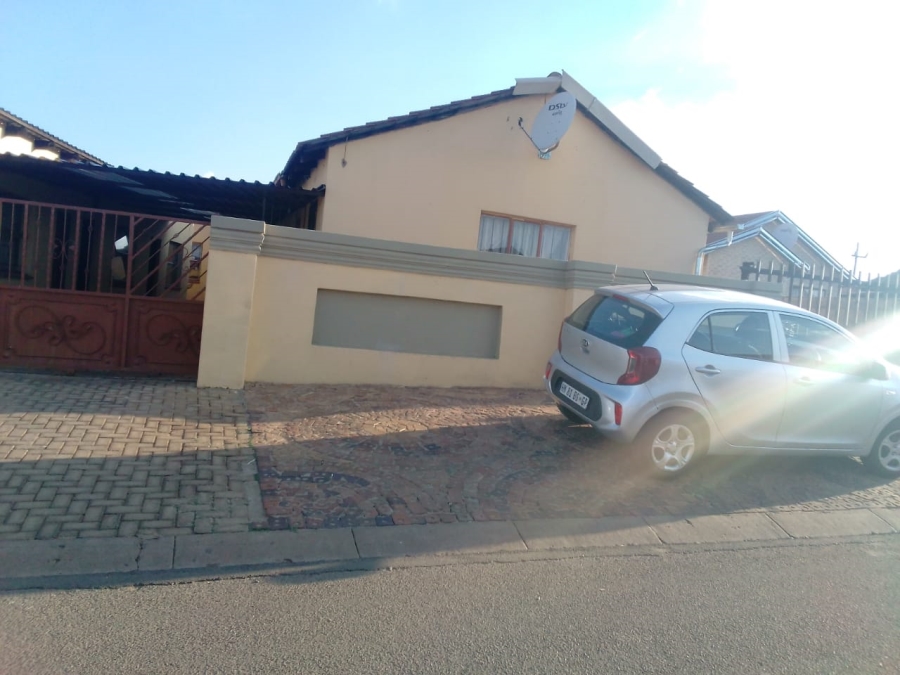 9 Bedroom Property for Sale in Protea Glen Gauteng