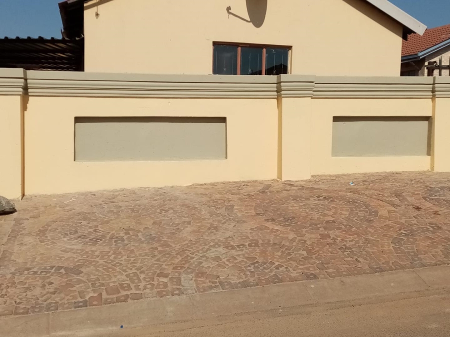 9 Bedroom Property for Sale in Protea Glen Gauteng