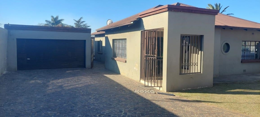 6 Bedroom Property for Sale in Roseacres Gauteng