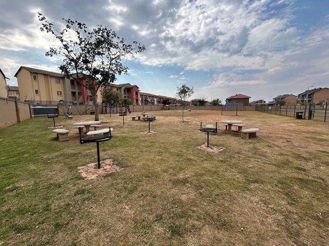 2 Bedroom Property for Sale in Monavoni Gauteng