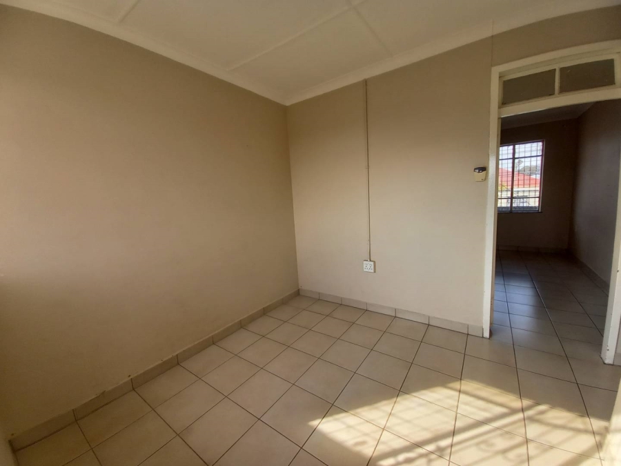 To Let 2 Bedroom Property for Rent in Rosettenville Gauteng