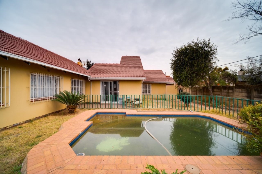 5 Bedroom Property for Sale in Verwoerdpark Gauteng