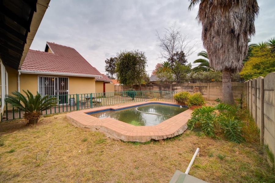 5 Bedroom Property for Sale in Verwoerdpark Gauteng