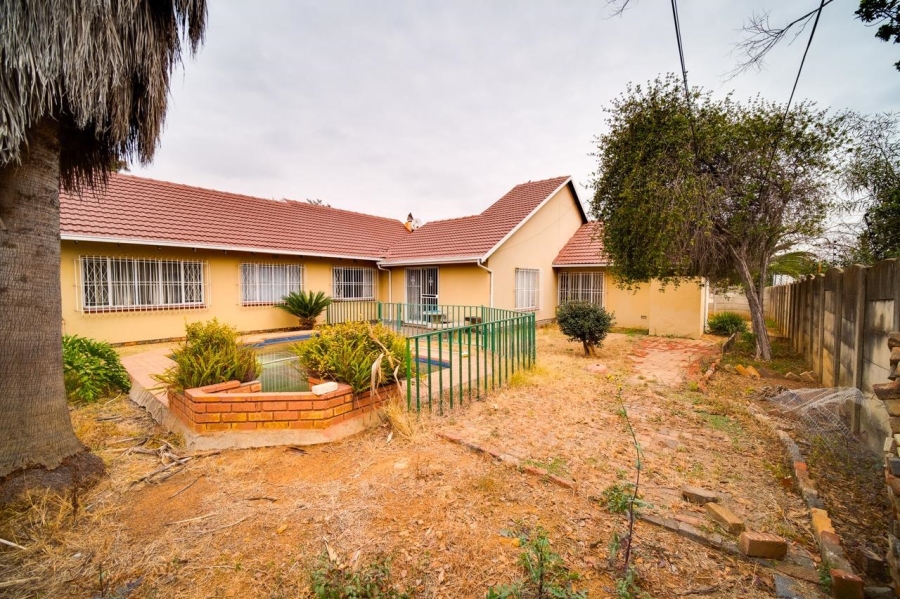 5 Bedroom Property for Sale in Verwoerdpark Gauteng