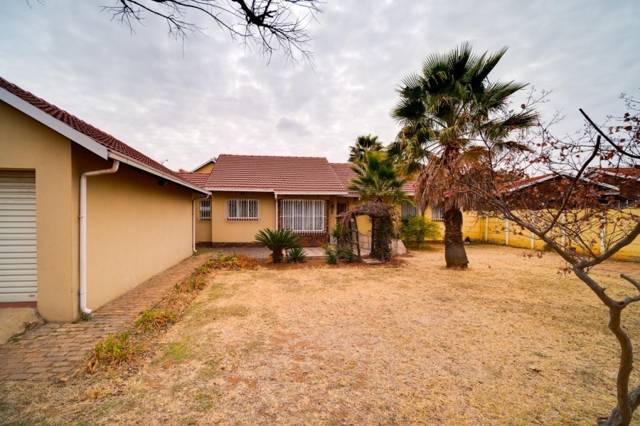 5 Bedroom Property for Sale in Verwoerdpark Gauteng