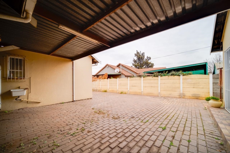 5 Bedroom Property for Sale in Verwoerdpark Gauteng