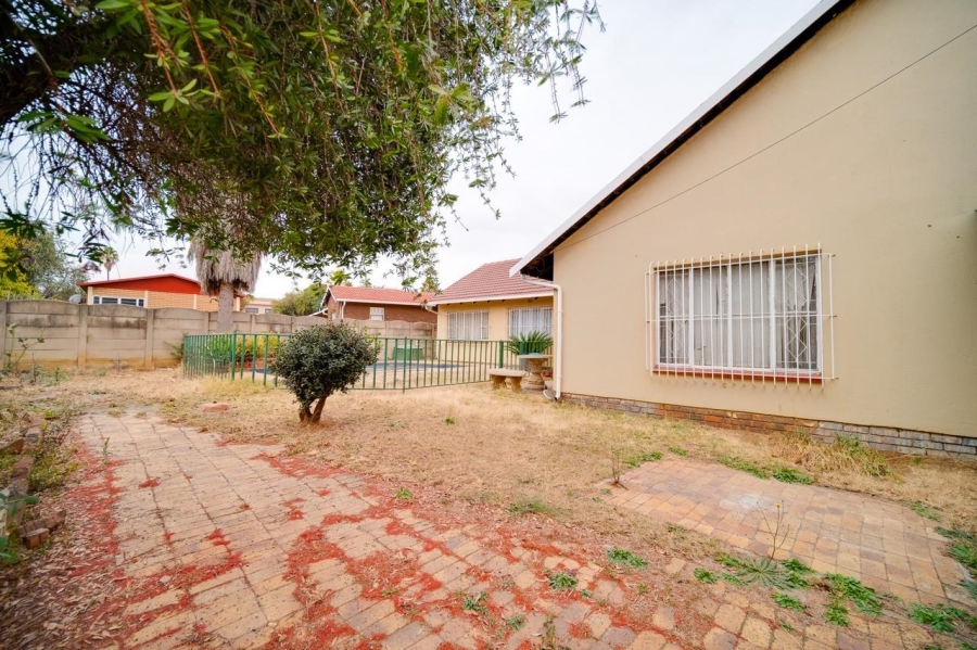 5 Bedroom Property for Sale in Verwoerdpark Gauteng