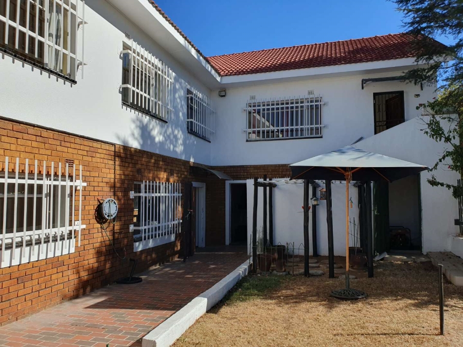 6 Bedroom Property for Sale in Oakdene Gauteng