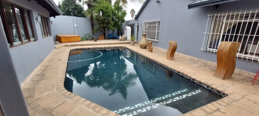 4 Bedroom Property for Sale in General Albertspark Gauteng