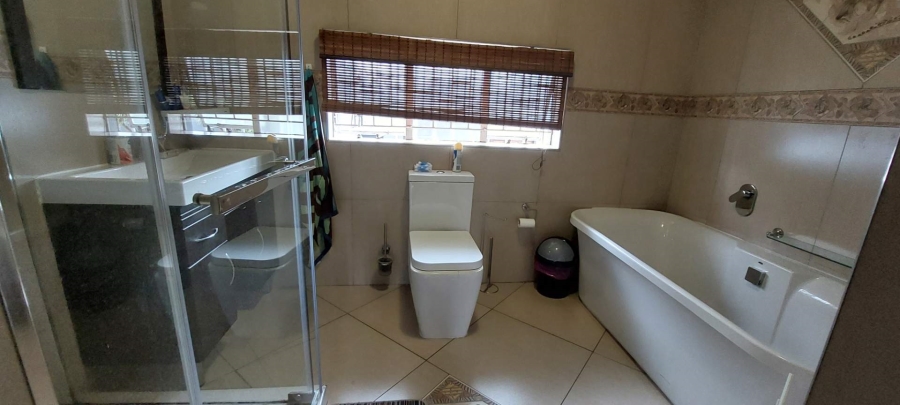 4 Bedroom Property for Sale in General Albertspark Gauteng