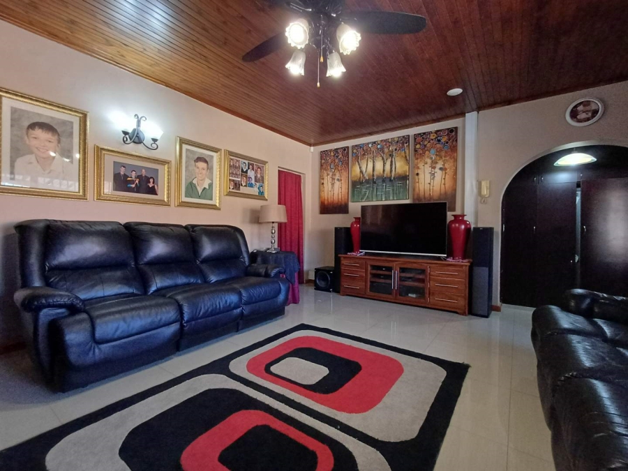 5 Bedroom Property for Sale in Linmeyer Gauteng