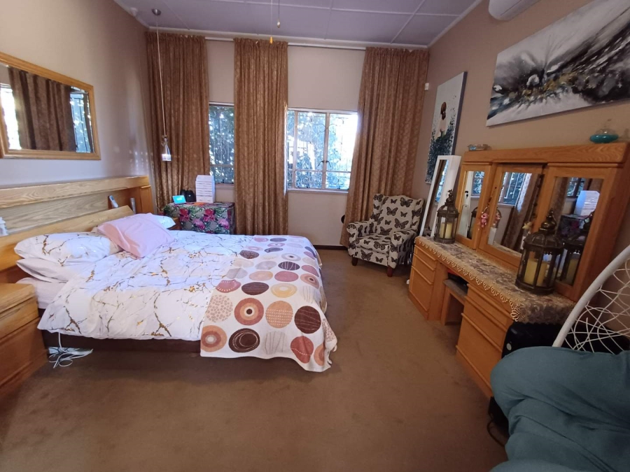 5 Bedroom Property for Sale in Linmeyer Gauteng