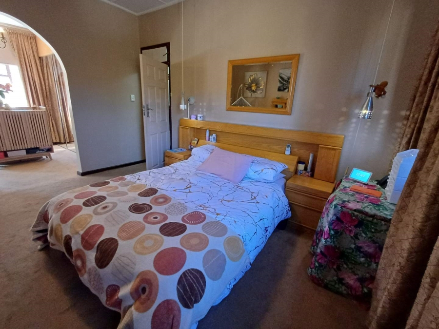 5 Bedroom Property for Sale in Linmeyer Gauteng