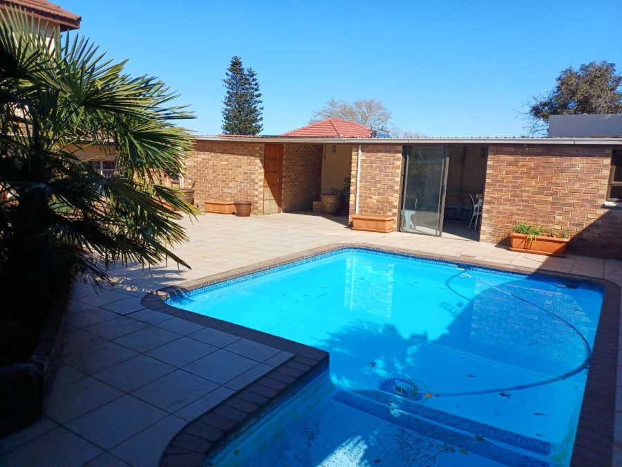 5 Bedroom Property for Sale in Linmeyer Gauteng