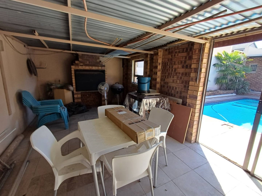 5 Bedroom Property for Sale in Linmeyer Gauteng