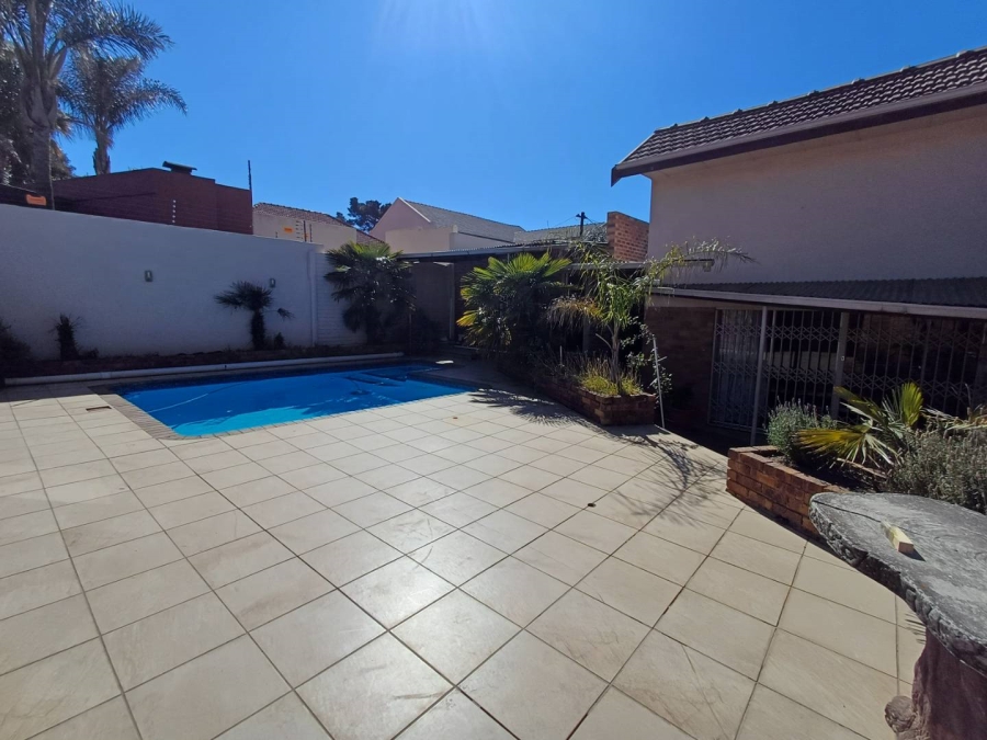 5 Bedroom Property for Sale in Linmeyer Gauteng