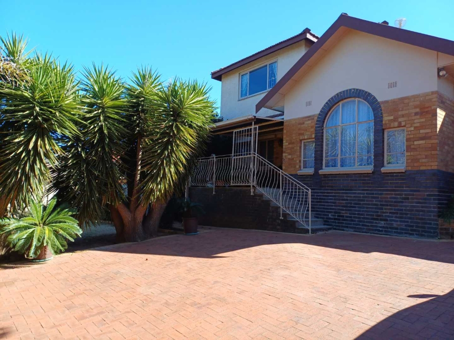 5 Bedroom Property for Sale in Linmeyer Gauteng