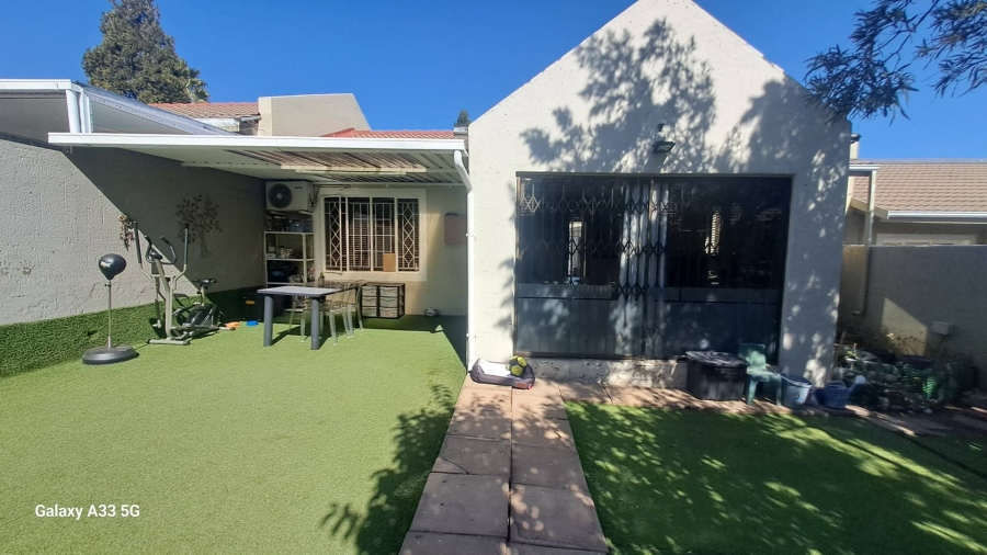 2 Bedroom Property for Sale in Buccleuch Gauteng