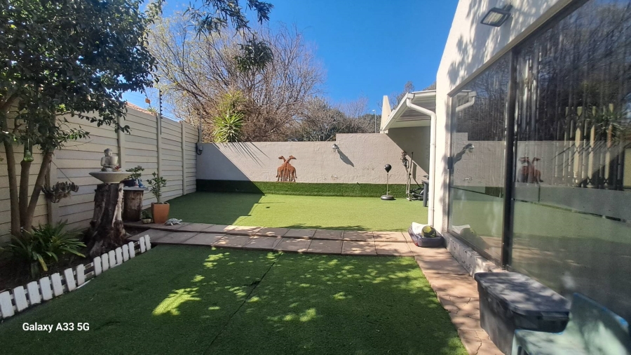 2 Bedroom Property for Sale in Buccleuch Gauteng