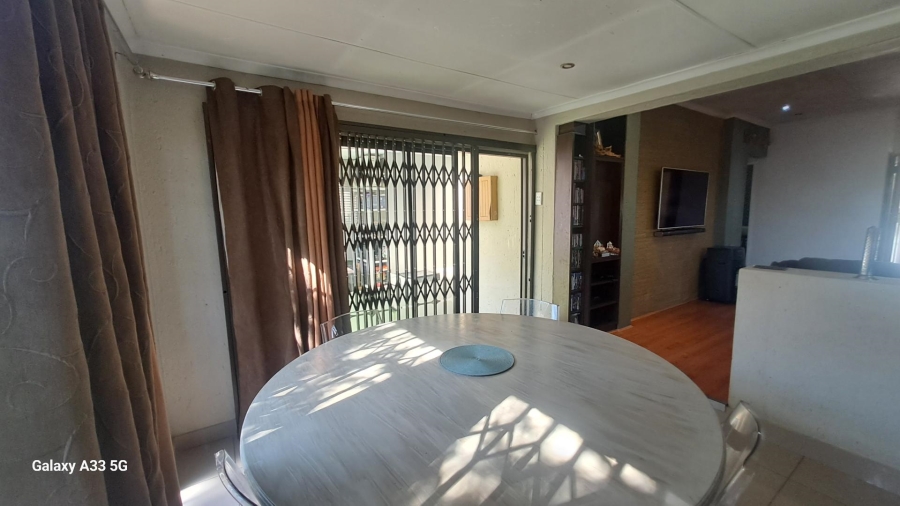 2 Bedroom Property for Sale in Buccleuch Gauteng