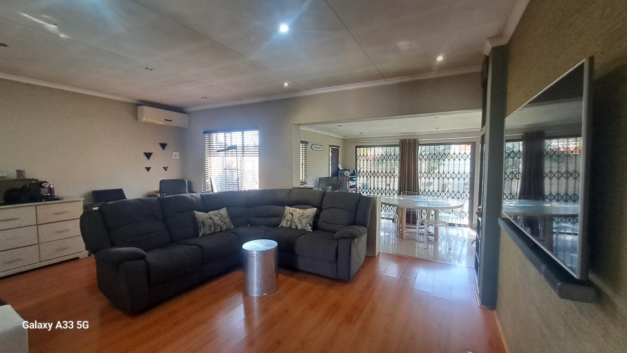 2 Bedroom Property for Sale in Buccleuch Gauteng