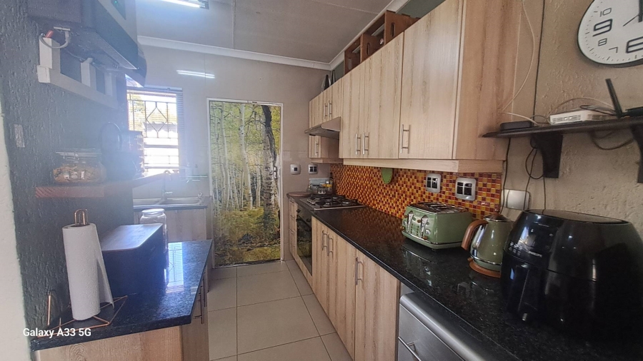 2 Bedroom Property for Sale in Buccleuch Gauteng