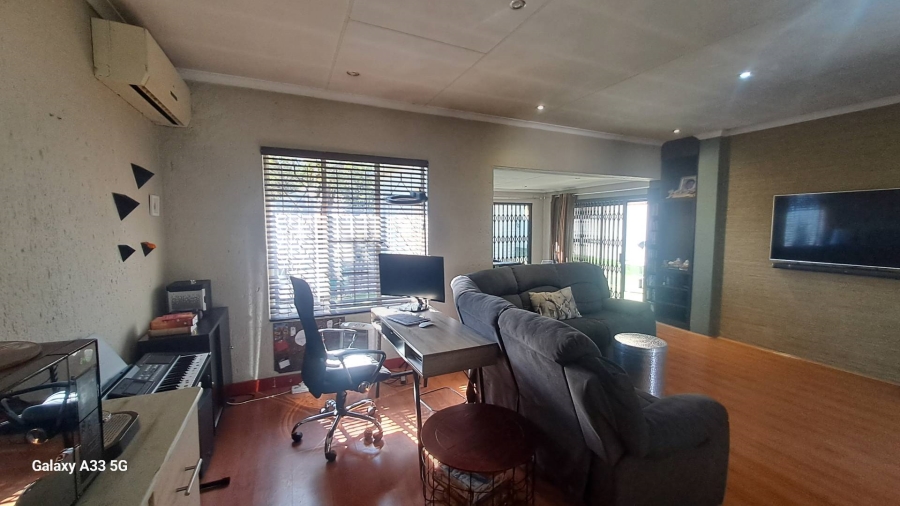 2 Bedroom Property for Sale in Buccleuch Gauteng