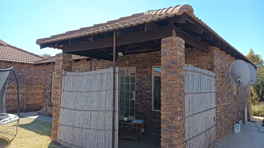 2 Bedroom Property for Sale in Andeon Gauteng