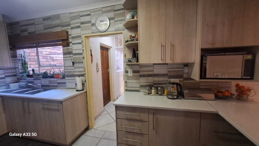 3 Bedroom Property for Sale in Buccleuch Gauteng