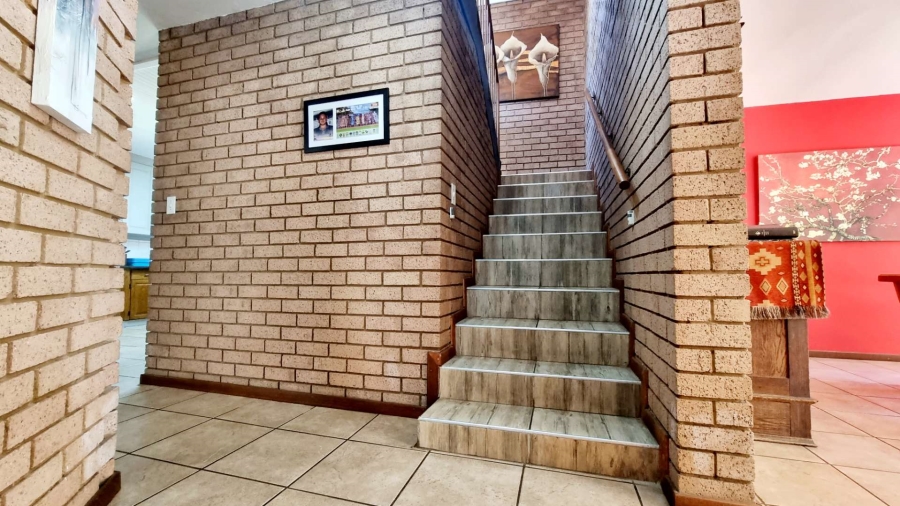 5 Bedroom Property for Sale in Eldoraigne Gauteng