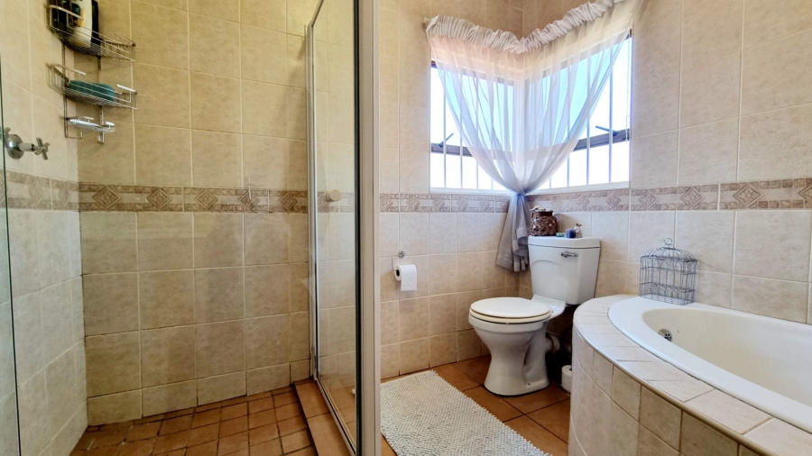 5 Bedroom Property for Sale in Eldoraigne Gauteng