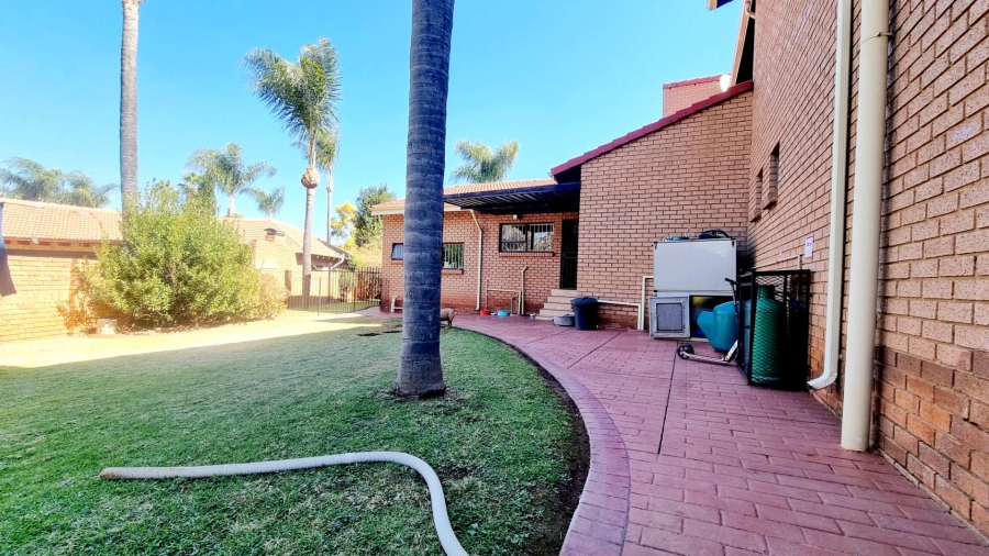 5 Bedroom Property for Sale in Eldoraigne Gauteng