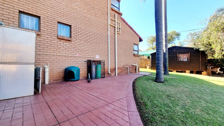 5 Bedroom Property for Sale in Eldoraigne Gauteng