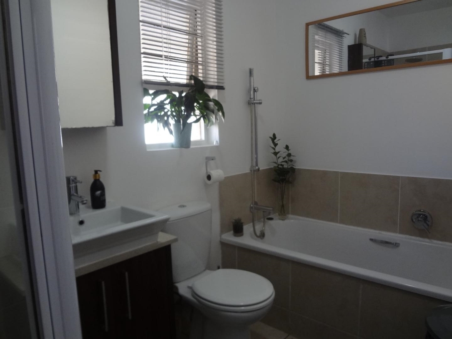 To Let 1 Bedroom Property for Rent in Lonehill Gauteng