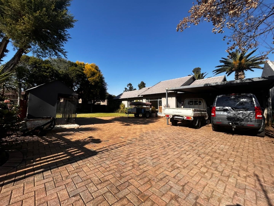 To Let 3 Bedroom Property for Rent in Brackendowns Gauteng