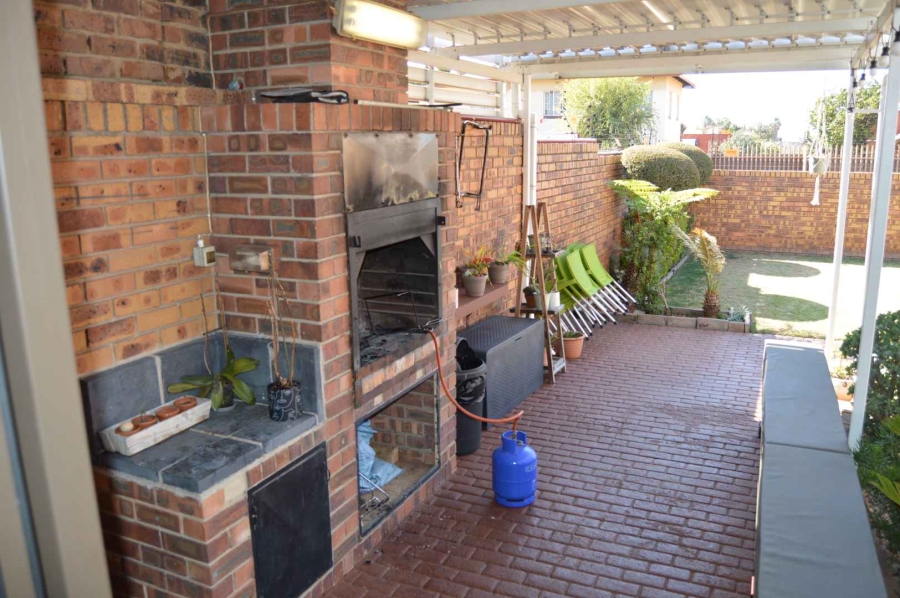 3 Bedroom Property for Sale in New Redruth Gauteng