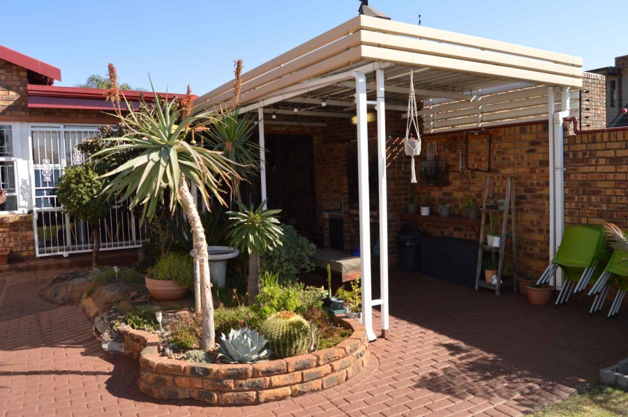 3 Bedroom Property for Sale in New Redruth Gauteng