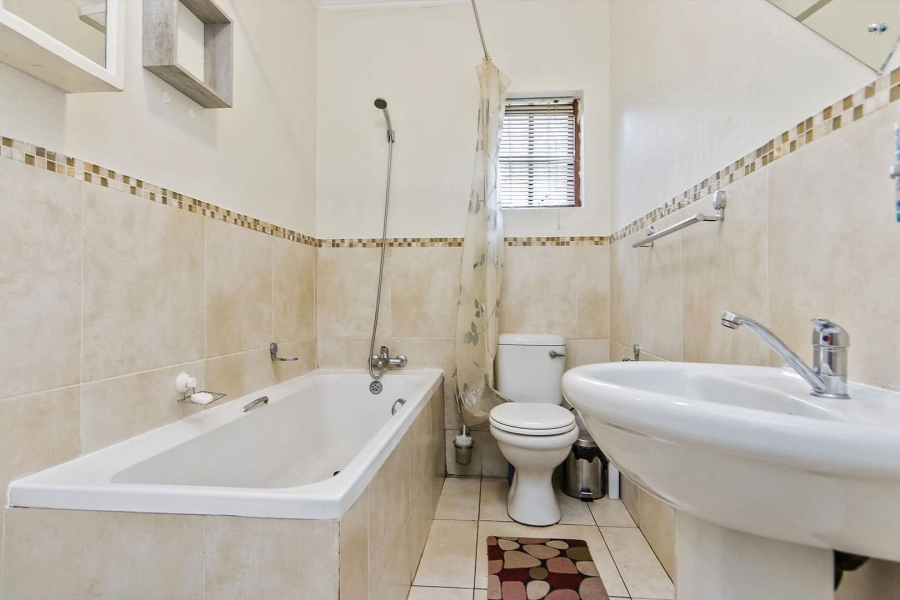 To Let 1 Bedroom Property for Rent in Linden Gauteng