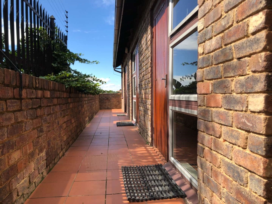 To Let 4 Bedroom Property for Rent in Waterkloof Ridge Gauteng