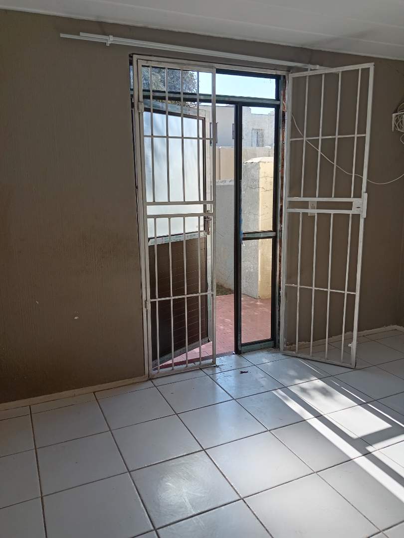 1 Bedroom Property for Sale in Kew Gauteng