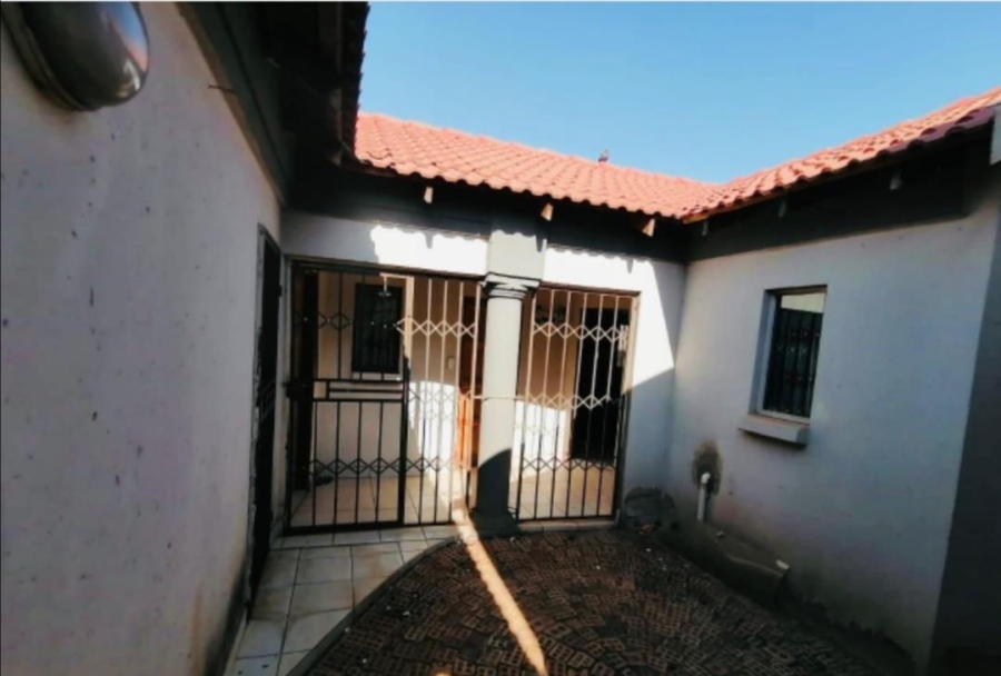 6 Bedroom Property for Sale in Lehae Gauteng