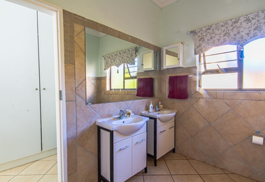 2 Bedroom Property for Sale in The Retreat Gauteng