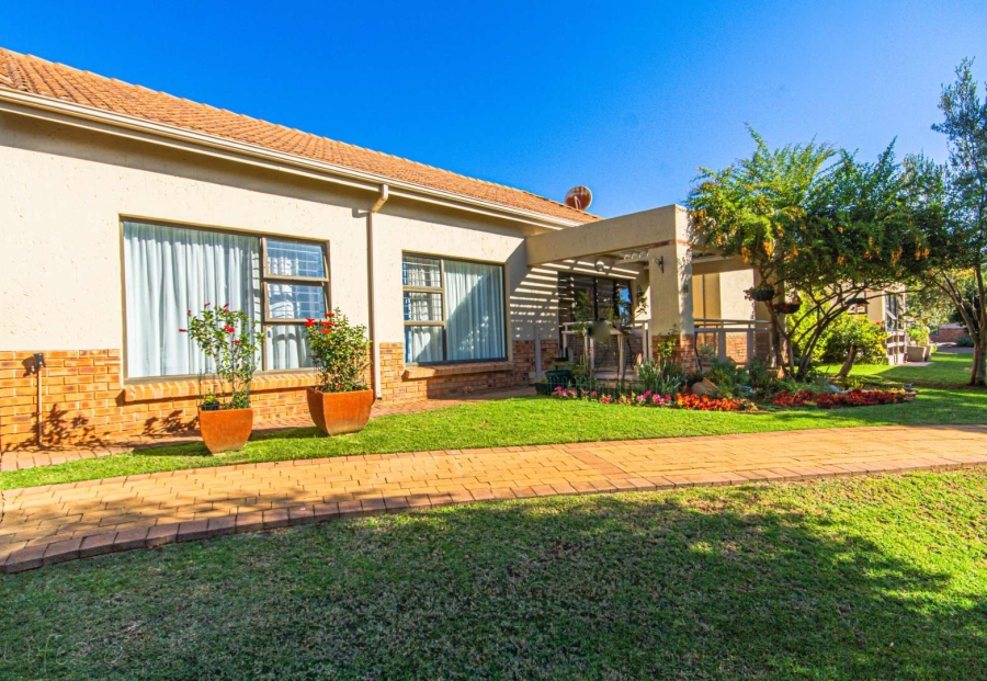 2 Bedroom Property for Sale in The Retreat Gauteng