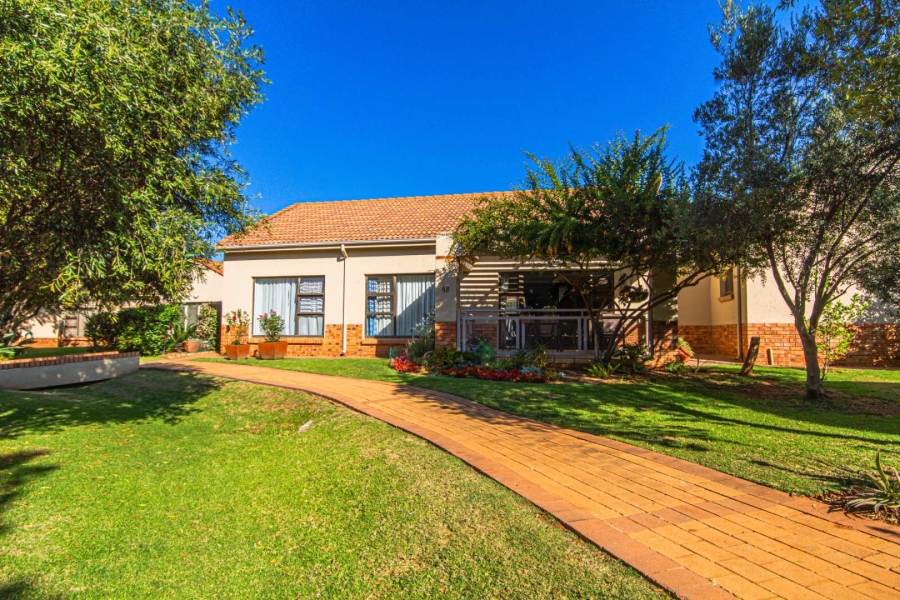 2 Bedroom Property for Sale in The Retreat Gauteng