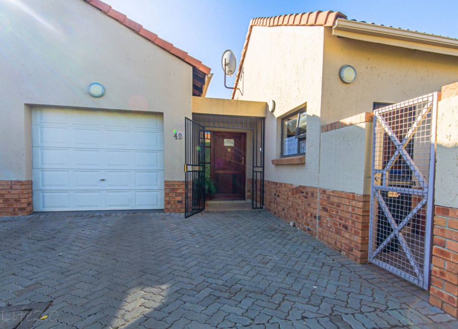 2 Bedroom Property for Sale in The Retreat Gauteng