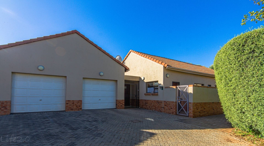 2 Bedroom Property for Sale in The Retreat Gauteng