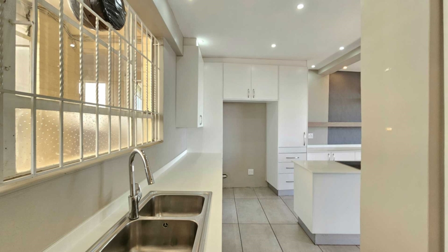 To Let 2 Bedroom Property for Rent in Illovo Gauteng